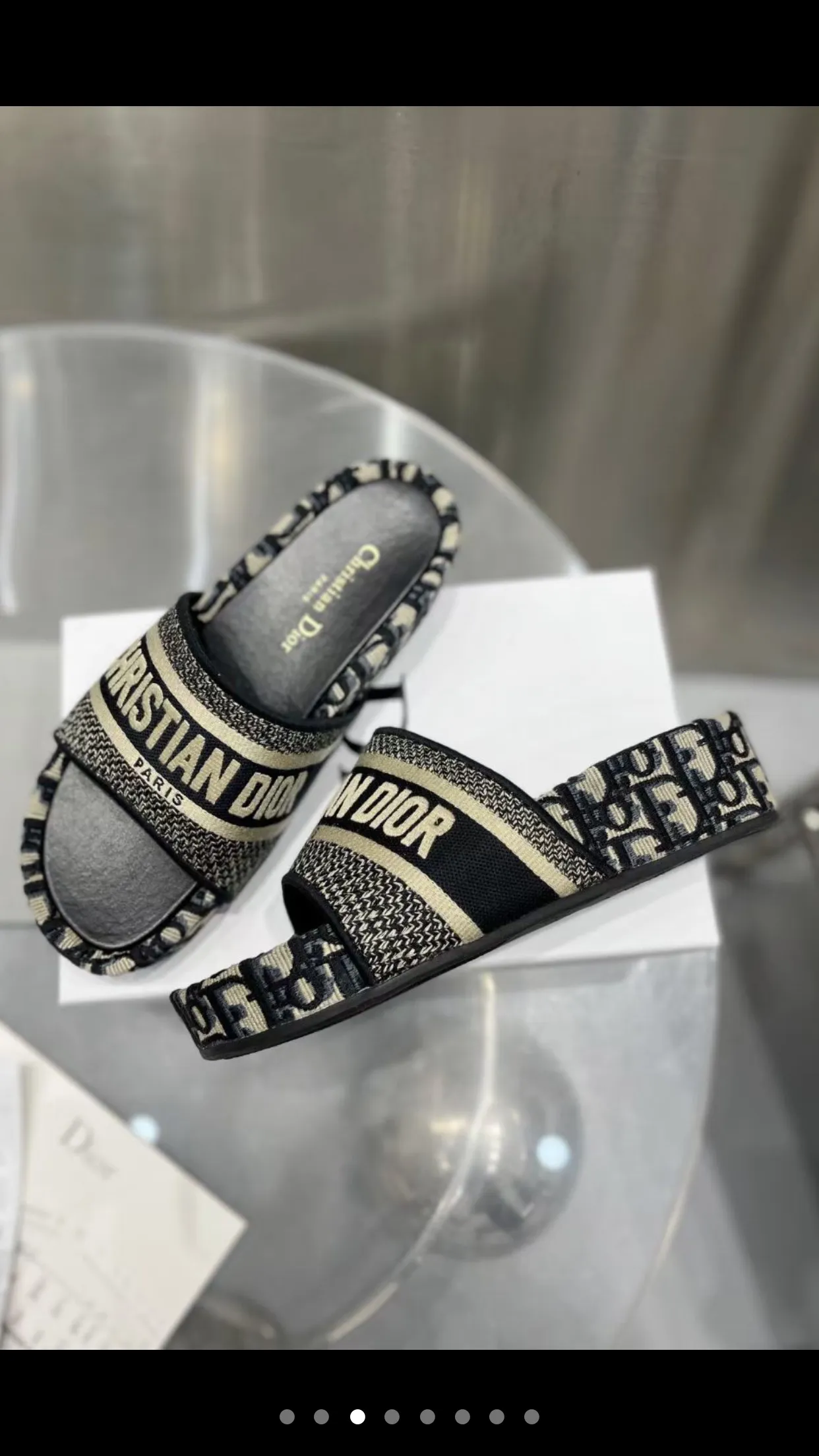👟👟Ex-factory price 400👟👟 Women's shoes, women's clothing, classic hot-selling models continue to... 🎈Best-selling pair of Dior DIOR wedge-heeled waterproof platform slippers DIORBLIQUE pattern jacquard embroidered prince, 🪡designed with classic logo embroidery craft elements. D’s most popular series in the past two years is really great! Super wow! 😘 Retro literary and fresh style, one of the must-have items in spring and summer 👏 💙Buy genuine products and reproduce them, synchronized with ten colors at the counter 💛High version of three-dimensional jacquard embroidered upper, cowhide lining 💚Original molded custom outsole, non-slip and wear-resistant Heel height: 5Cm, long legs to wear Comes with a full set of exquisite packaging Code number: 34-43 (34, 41, 42, 43 are custom-made and cannot be returned or exchanged)